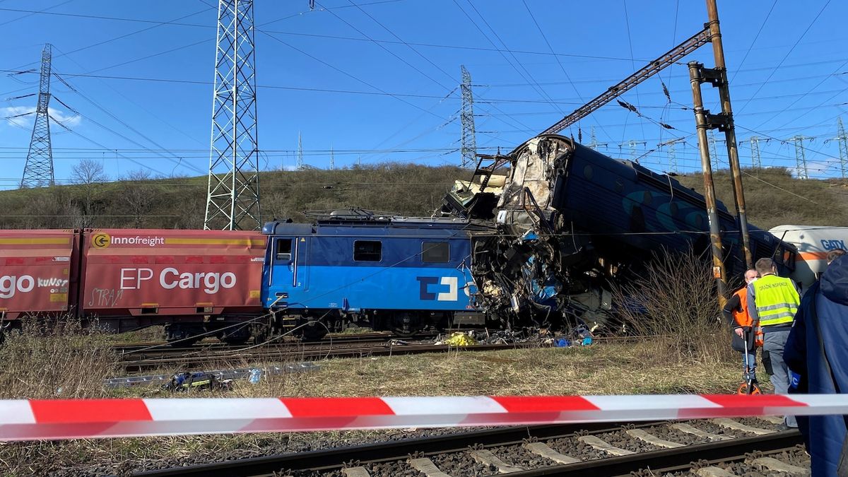 Srážka vlaků na Teplicku zablokuje frekventovanou trať na několik dnů